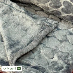 نمای نزدیک طرح برجسته قلب روی پتو مسافرتی ژله‌ای