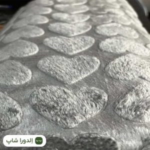 پتو مسافرتی ژله‌ای طوسی طرح قلب در حالت باز و رول‌شده