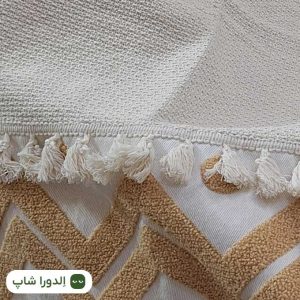 نمای نزدیک بافت برجسته و منگوله‌های شال مبل بوهو طرح رومی